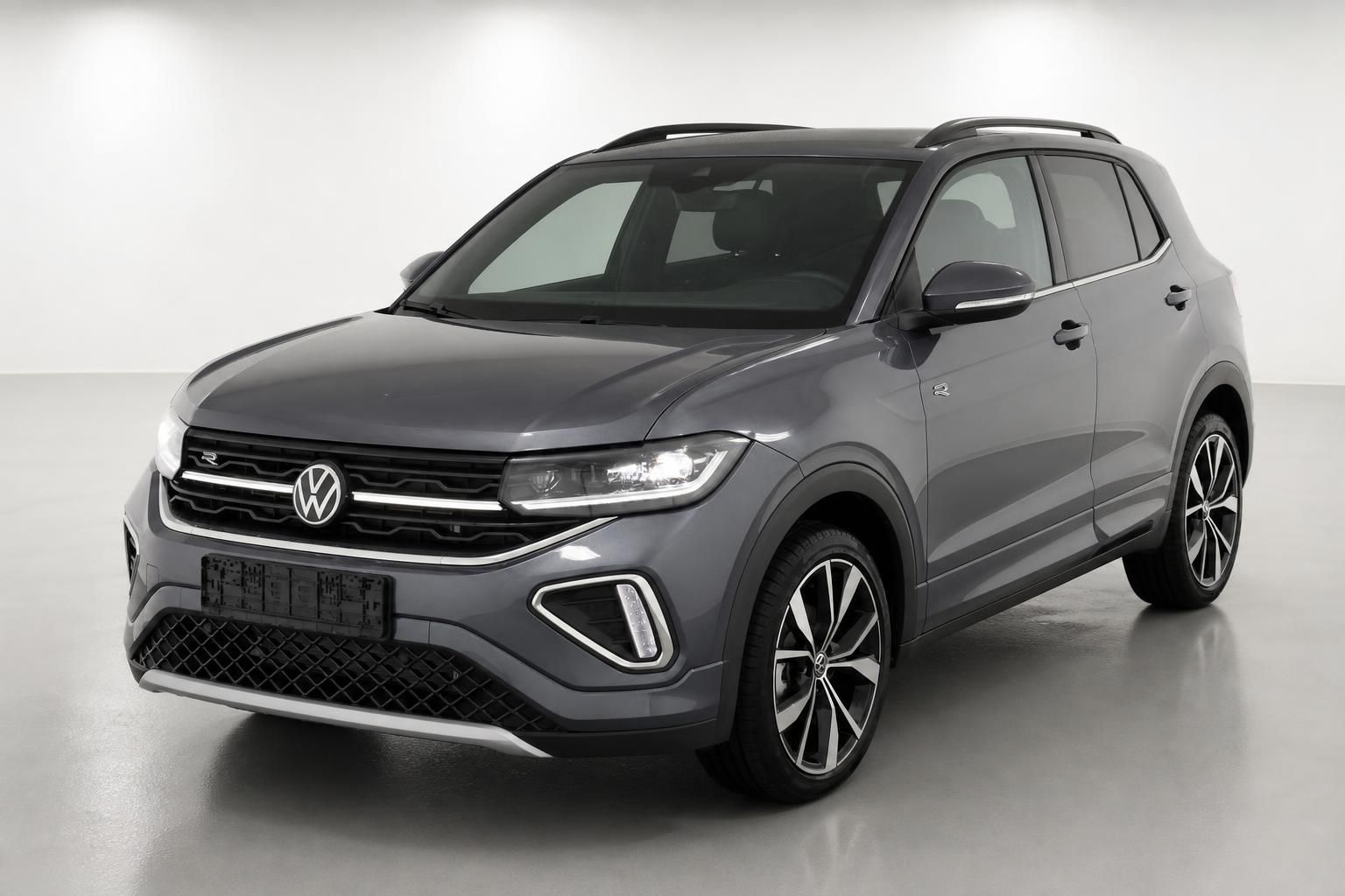 VW T-Cross grau, Frontansicht mit R-Line Kühlergrill im Studio
