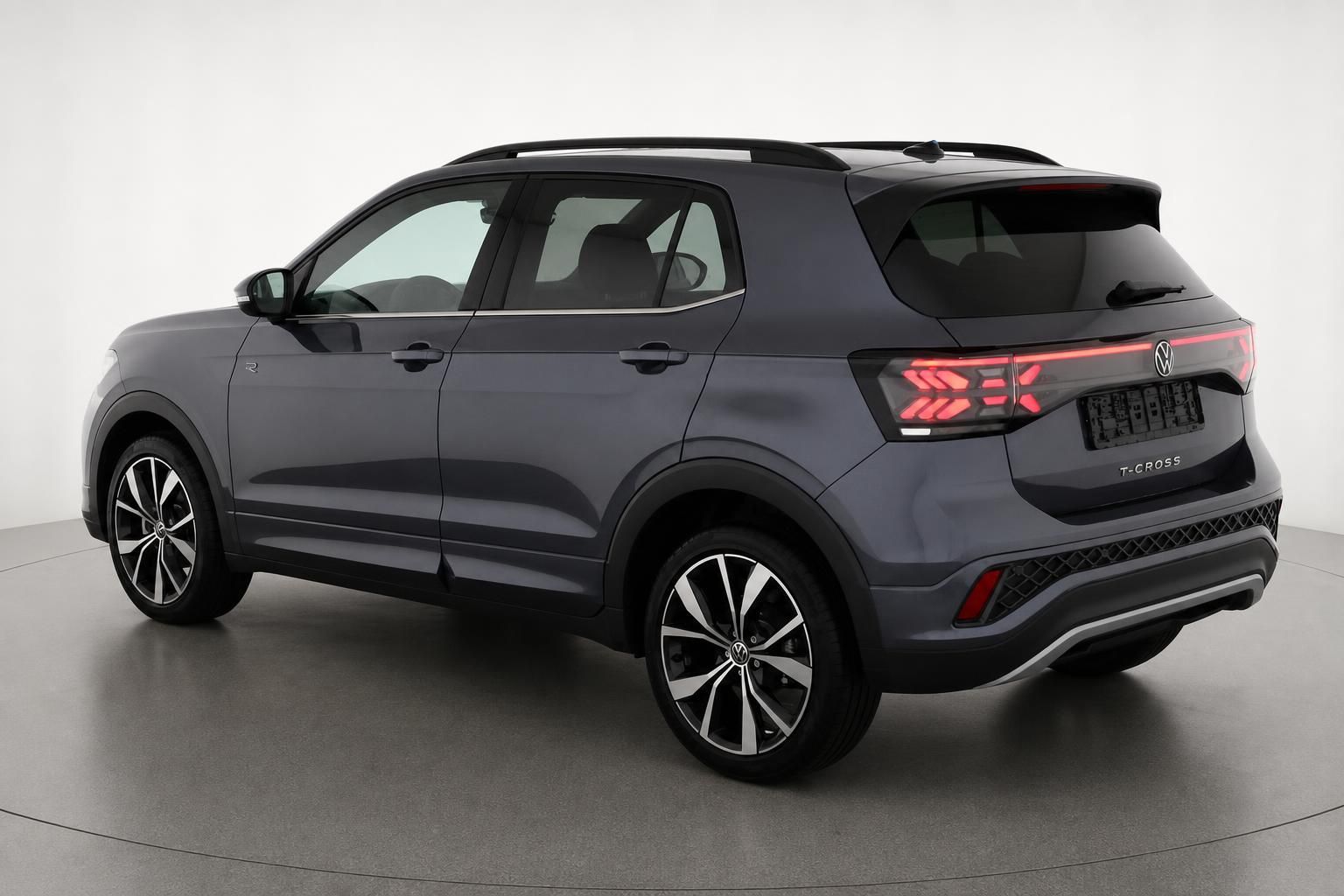 VW T-Cross grau, Heckansicht seitlich, Studioaufnahme mit Felgen