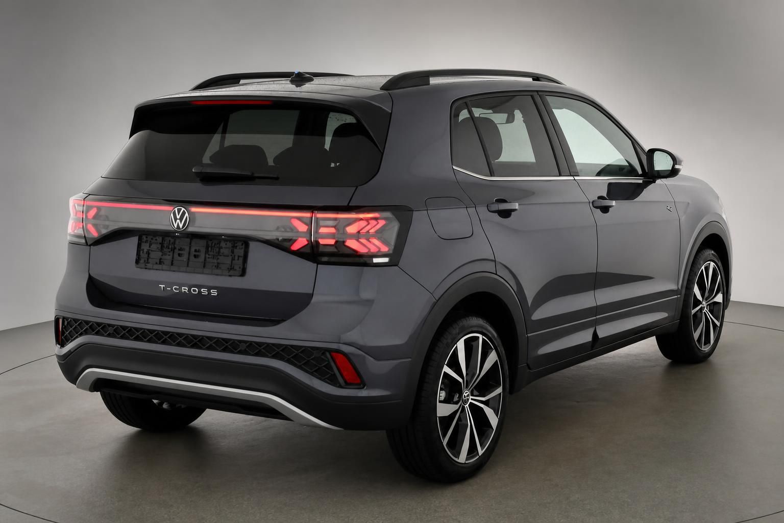 VW T-Cross grau, Heckansicht seitlich mit LED-Rückleuchten im Studio