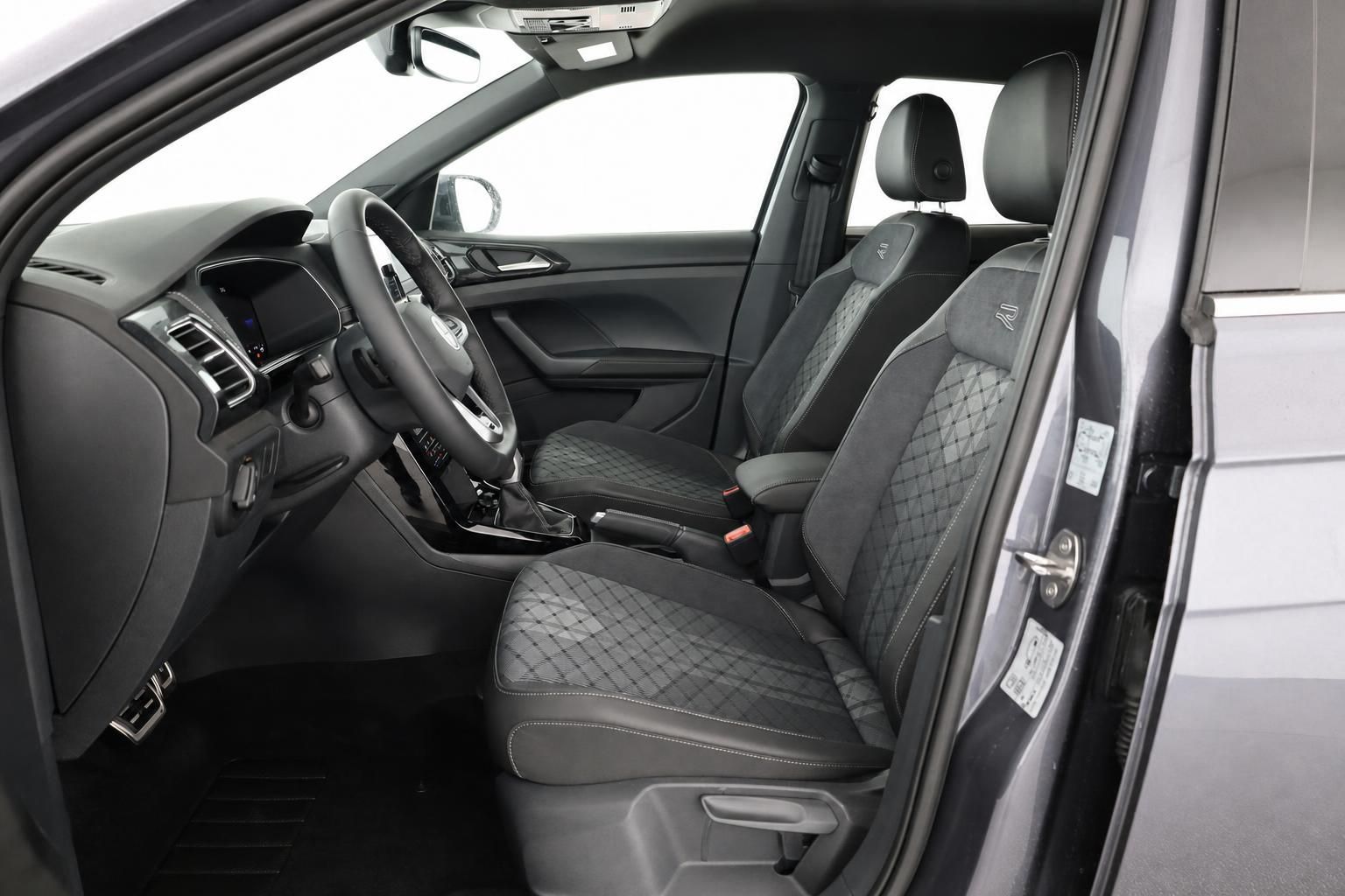 VW T-Cross Innenraum, Fahrersitze mit R-Line Polster und Cockpit
