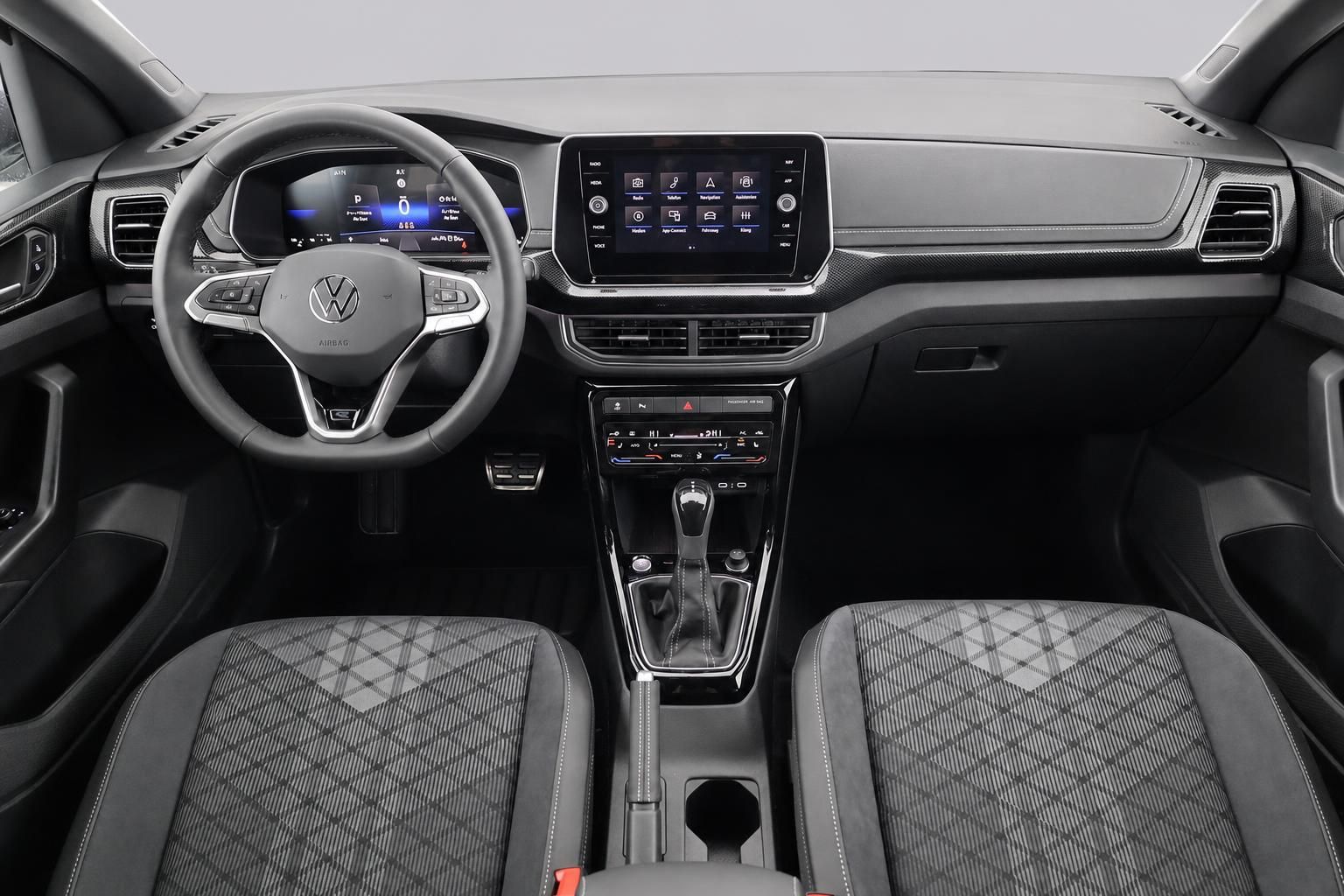VW Cockpit mit Lenkrad, Touchscreen und Sportsitzen im Detail
