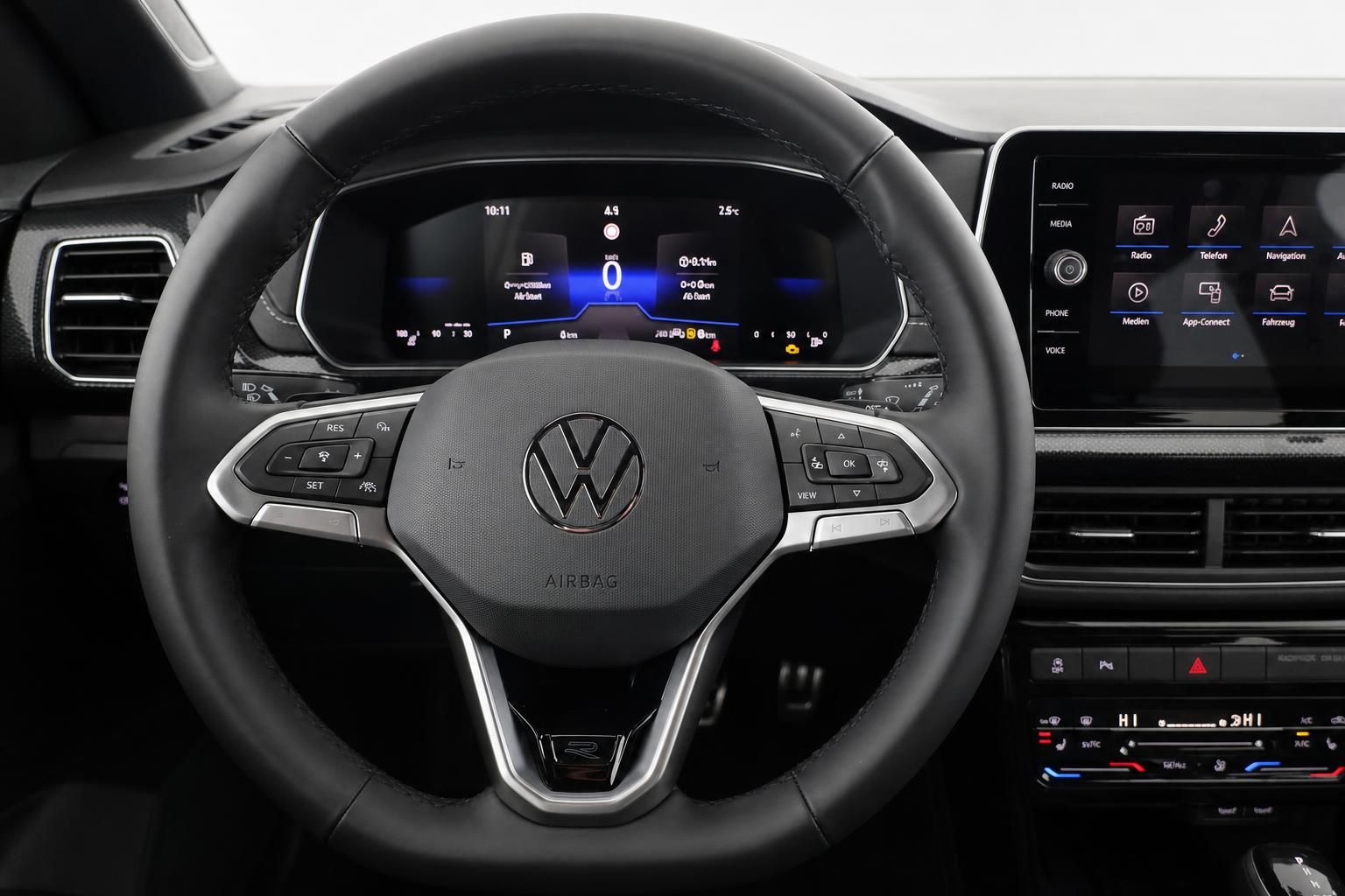 VW Lenkrad mit digitalem Tacho und Infotainment-Bildschirm Nahaufnahme