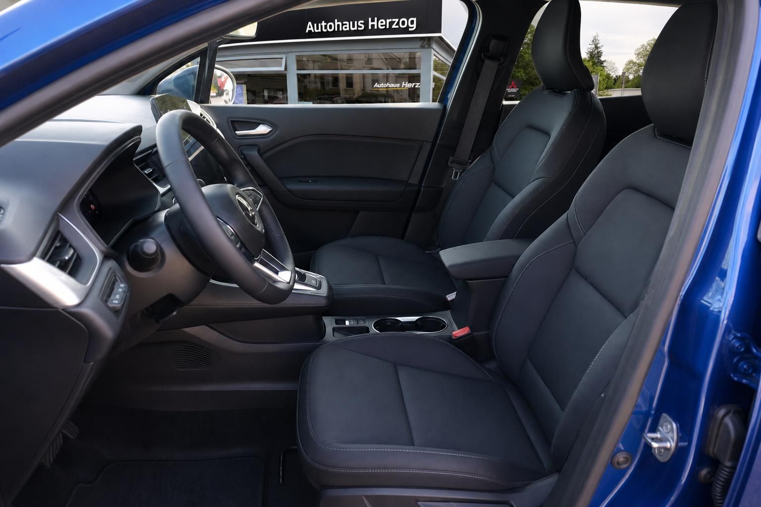 Schwarzes Fahrzeug-Interieur mit Ledersitzen und Lenkrad, Innenraumausstattung