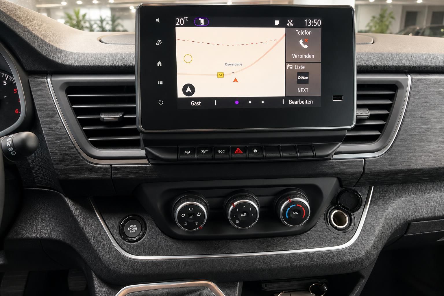 Infotainment Touchscreen mit Navigation im Fahrzeug Cockpit
