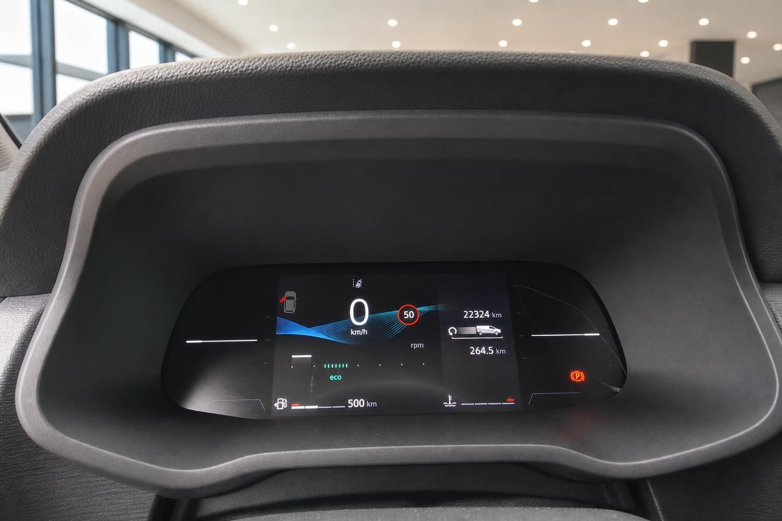 Digitales Kombiinstrument mit Tacho und Kilometerstand im Fahrzeug