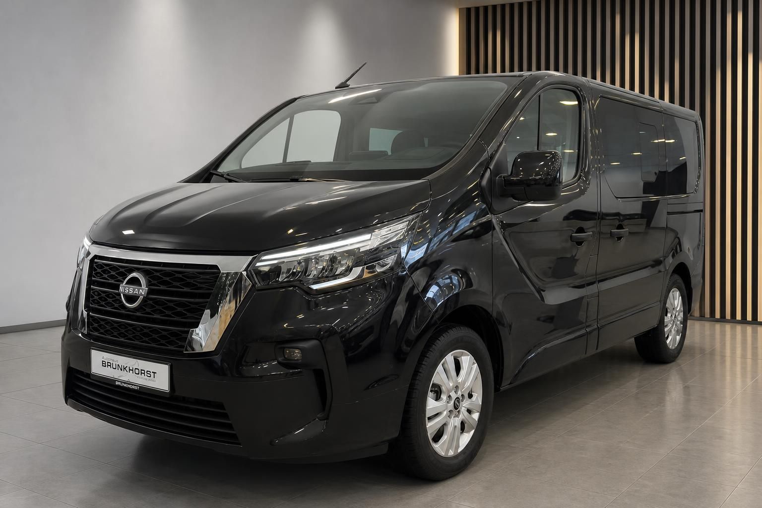 Nissan Primastar schwarz Seitenansicht schraeg vorne im Showroom