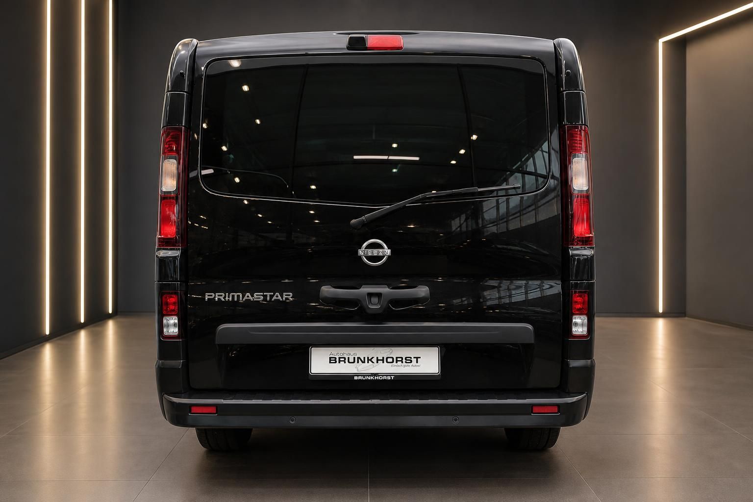 Nissan Primastar schwarz Heckansicht mit Ruecklichtern im Showroom