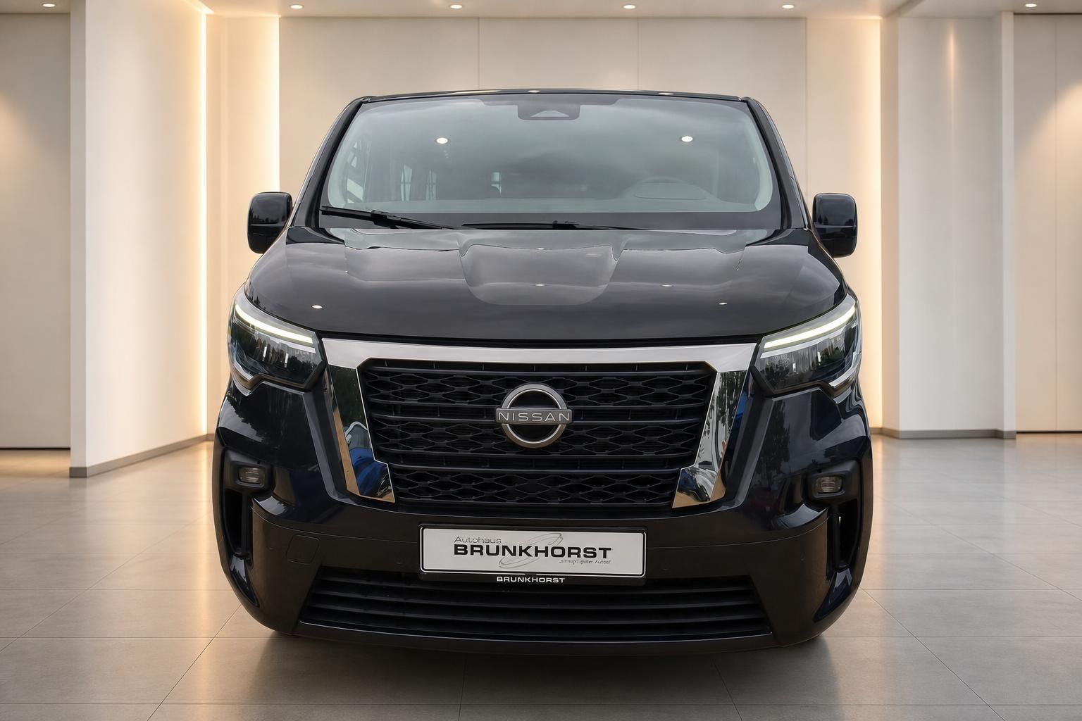 Nissan Primastar schwarz Frontansicht im Autohaus Showroom