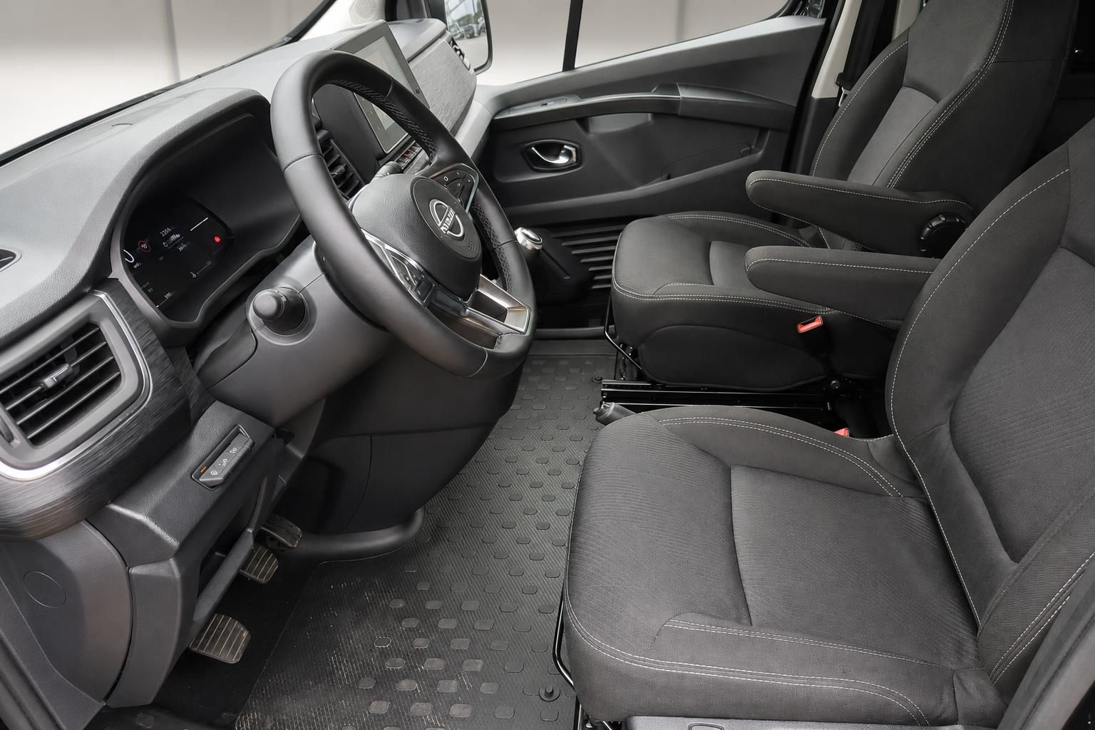 Nissan Primastar Innenraum Vordersitze und Lenkrad Detailansicht