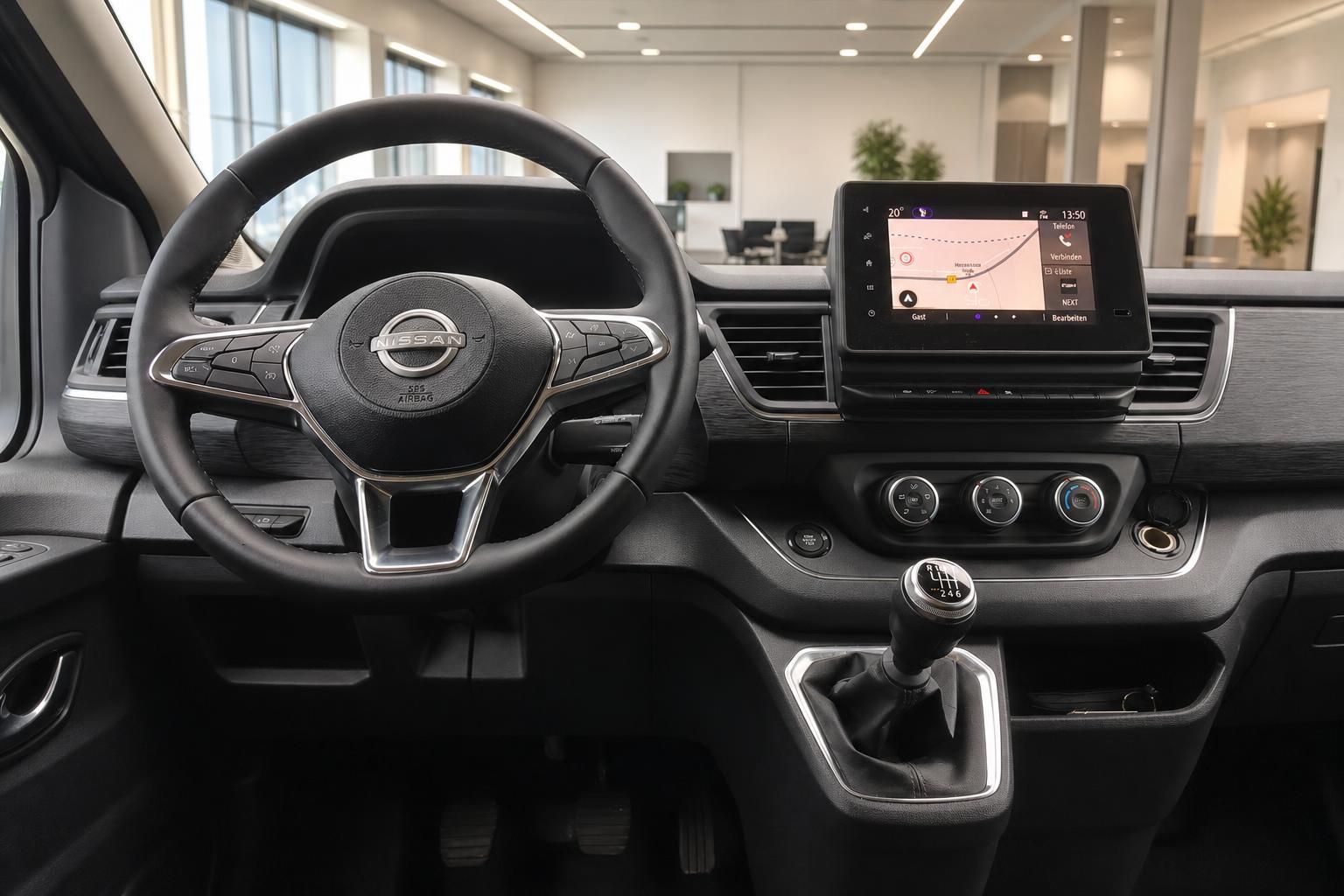 Nissan Primastar Cockpit mit Lenkrad und Navigationssystem