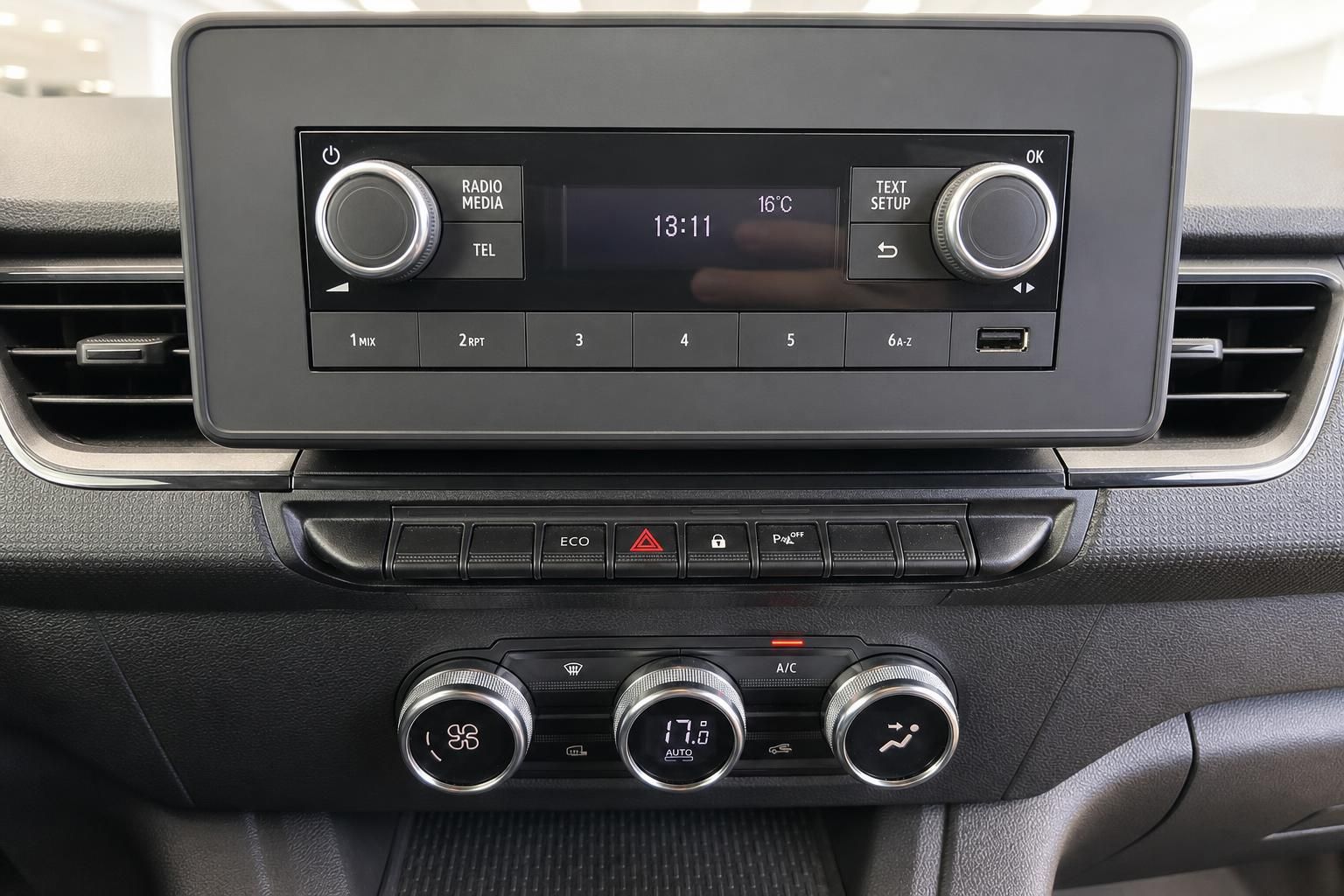 Auto-Radioanlage mit Display und Klimabedienfeld - Infotainment-System im Armaturenbrett