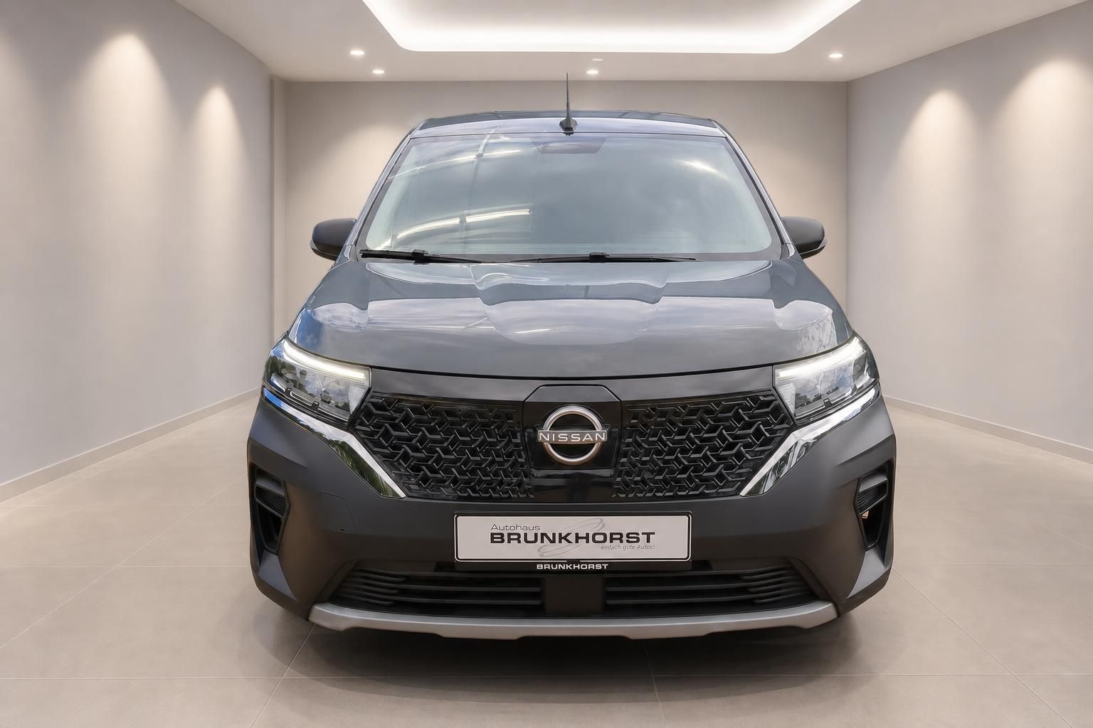 Nissan Townstar grau metallic Frontansicht im Autohaus Brunkhorst Showroom