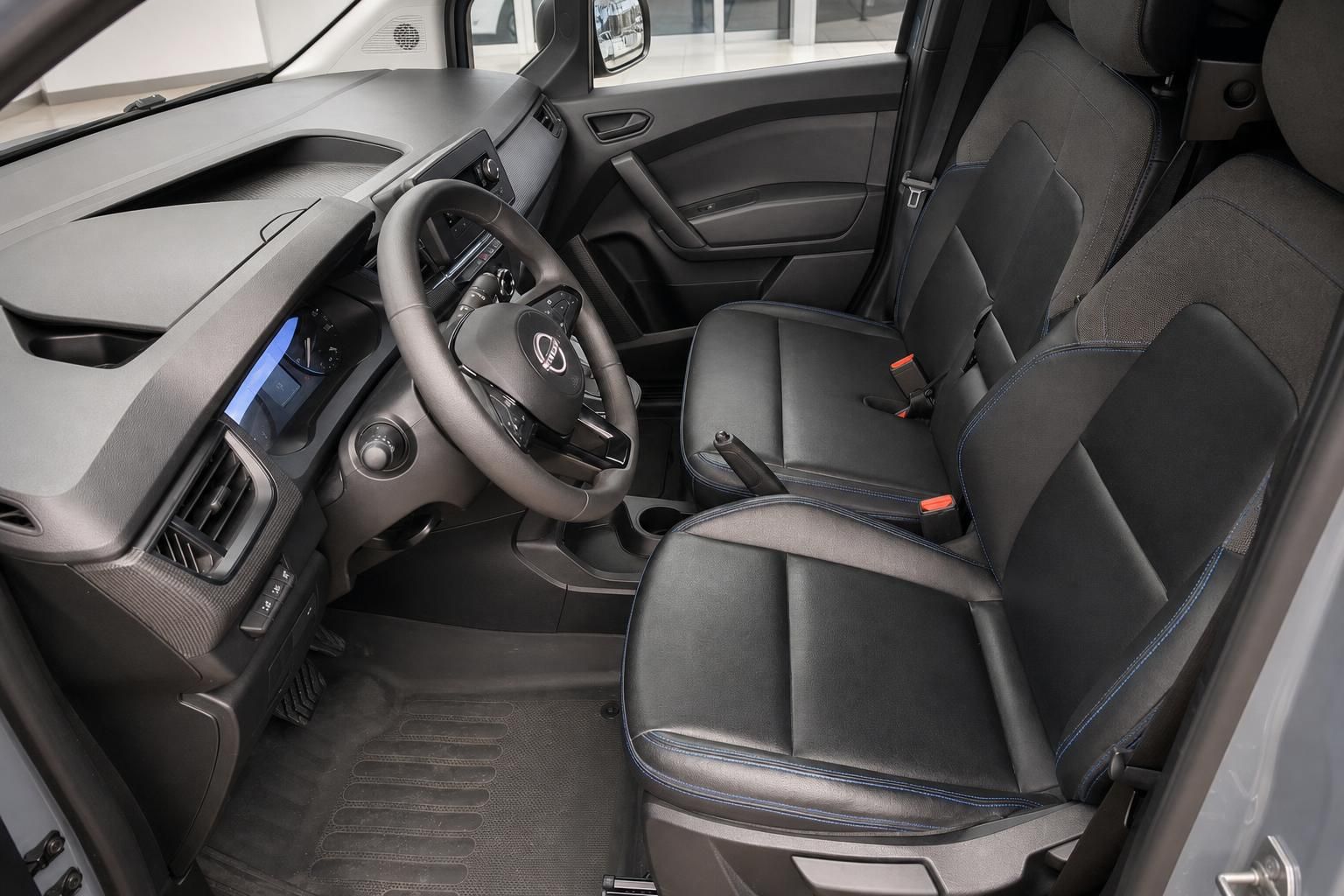 Nissan Townstar Innenraum mit schwarzen Sitzen und modernem Cockpit