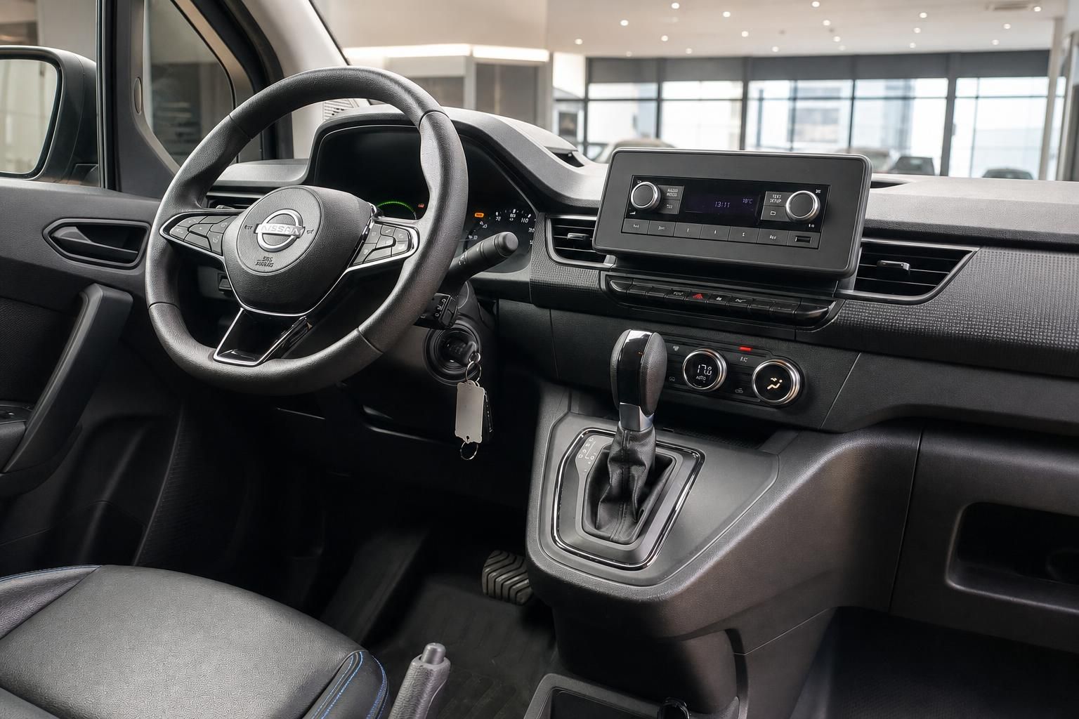 Nissan Townstar Armaturenbrett mit Touchscreen und Automatikgetriebe