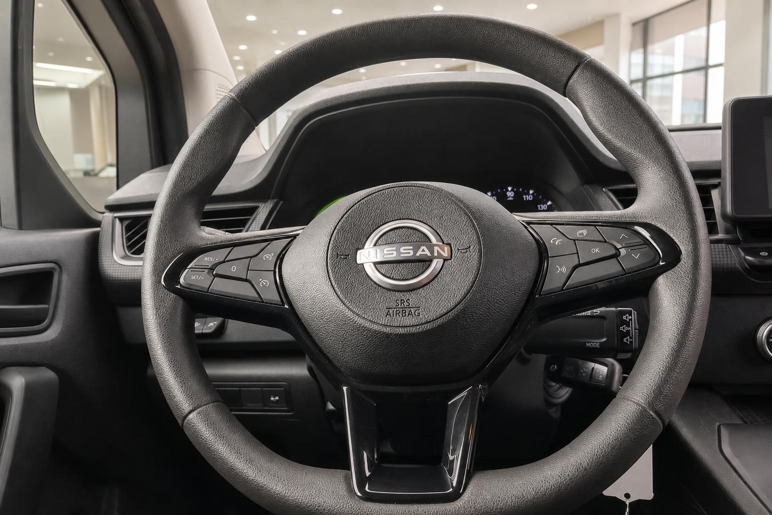 Nissan Lenkrad mit Multifunktionstasten und Airbag - modernes Cockpit-Design mit Bedienungselementen