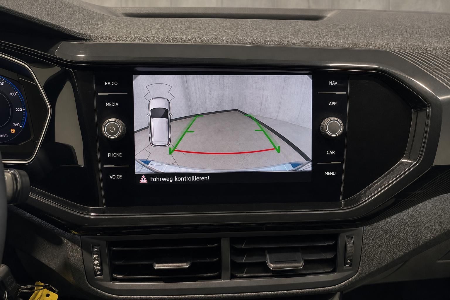 Rueckfahrkamera Display im VW Infotainmentsystem mit Parkhilfe