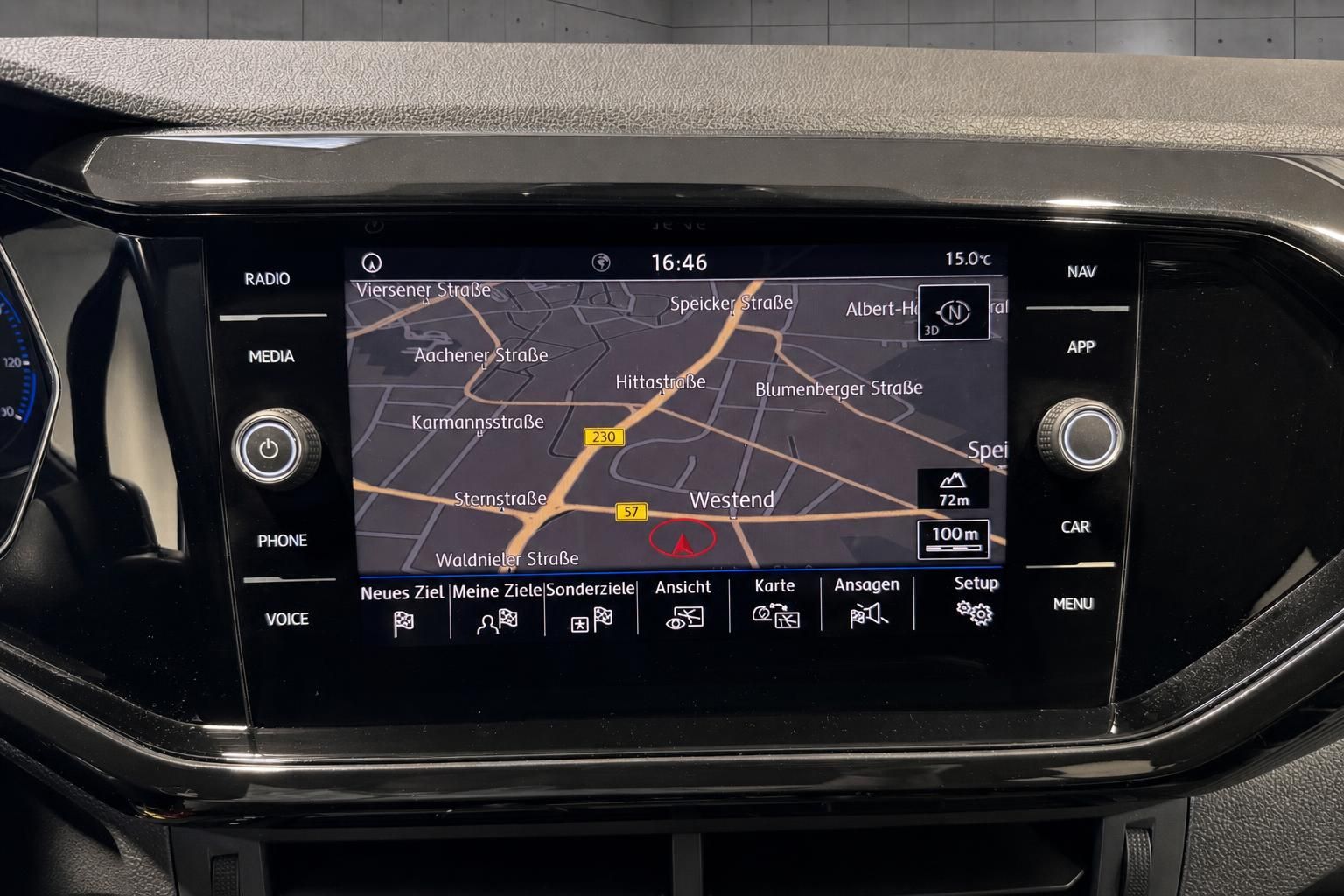 Navigationssystem und Touchscreen im Fahrzeug-Cockpit