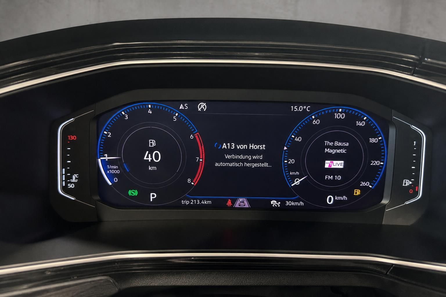 Digitales Kombiinstrument mit Tacho und Radioanzeige im Auto