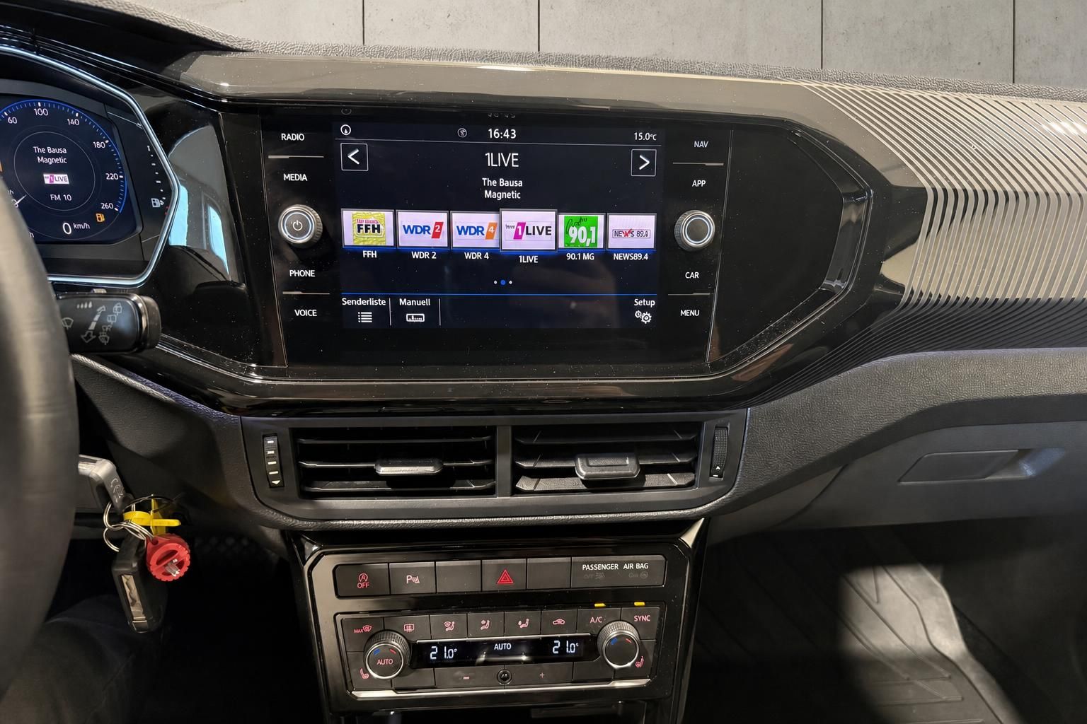 Mittelkonsole mit Radio, Klimabedienung und Lüftungsdüsen im Innenraum