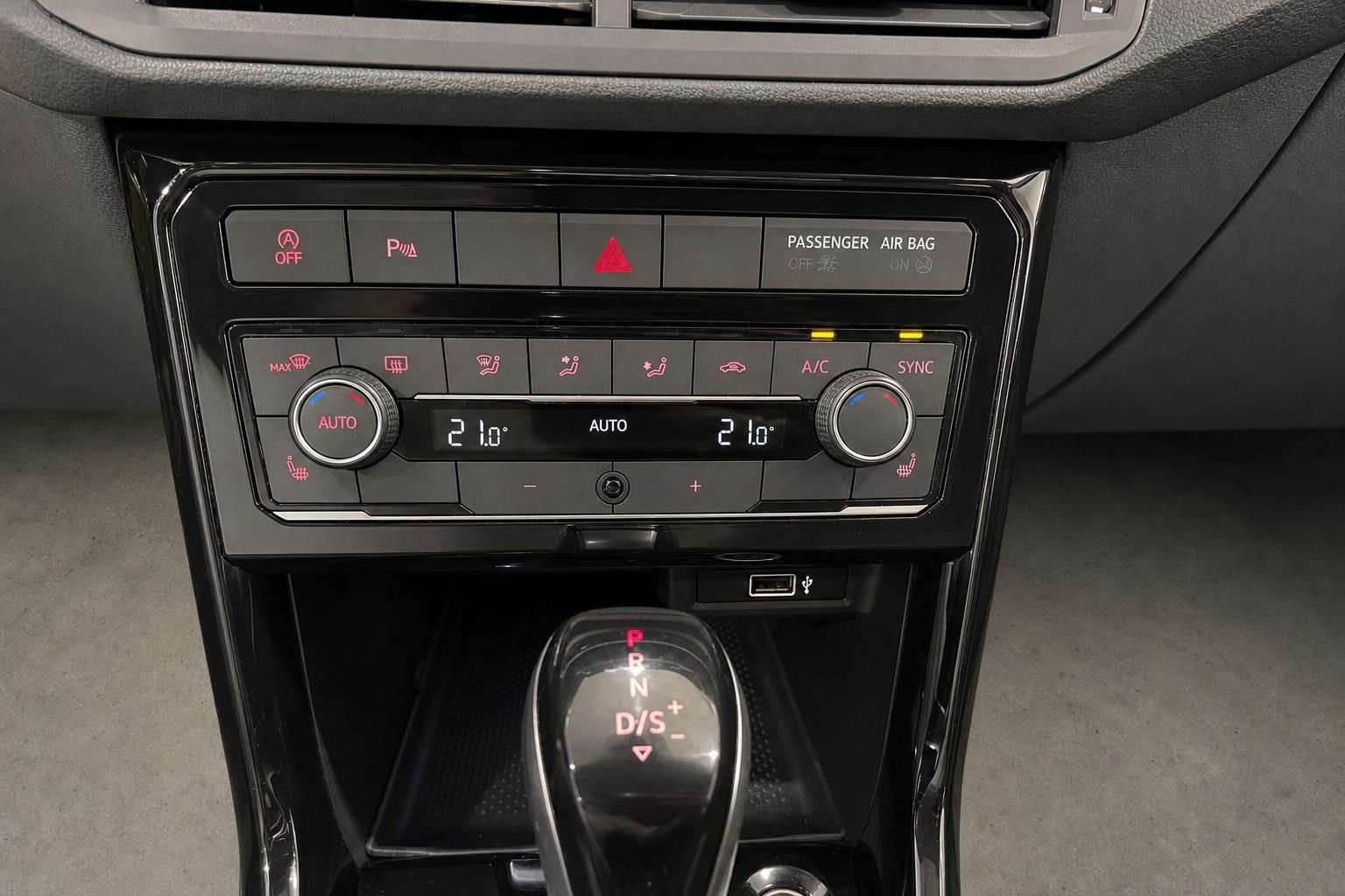 Klimabedienung und Automatik-Schalthebel im Fahrzeuginnenraum
