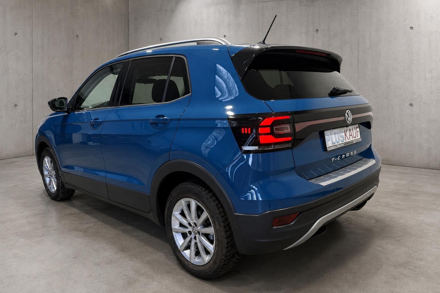 VW T-Cross blau Heckansicht seitlich in Halle fotografiert