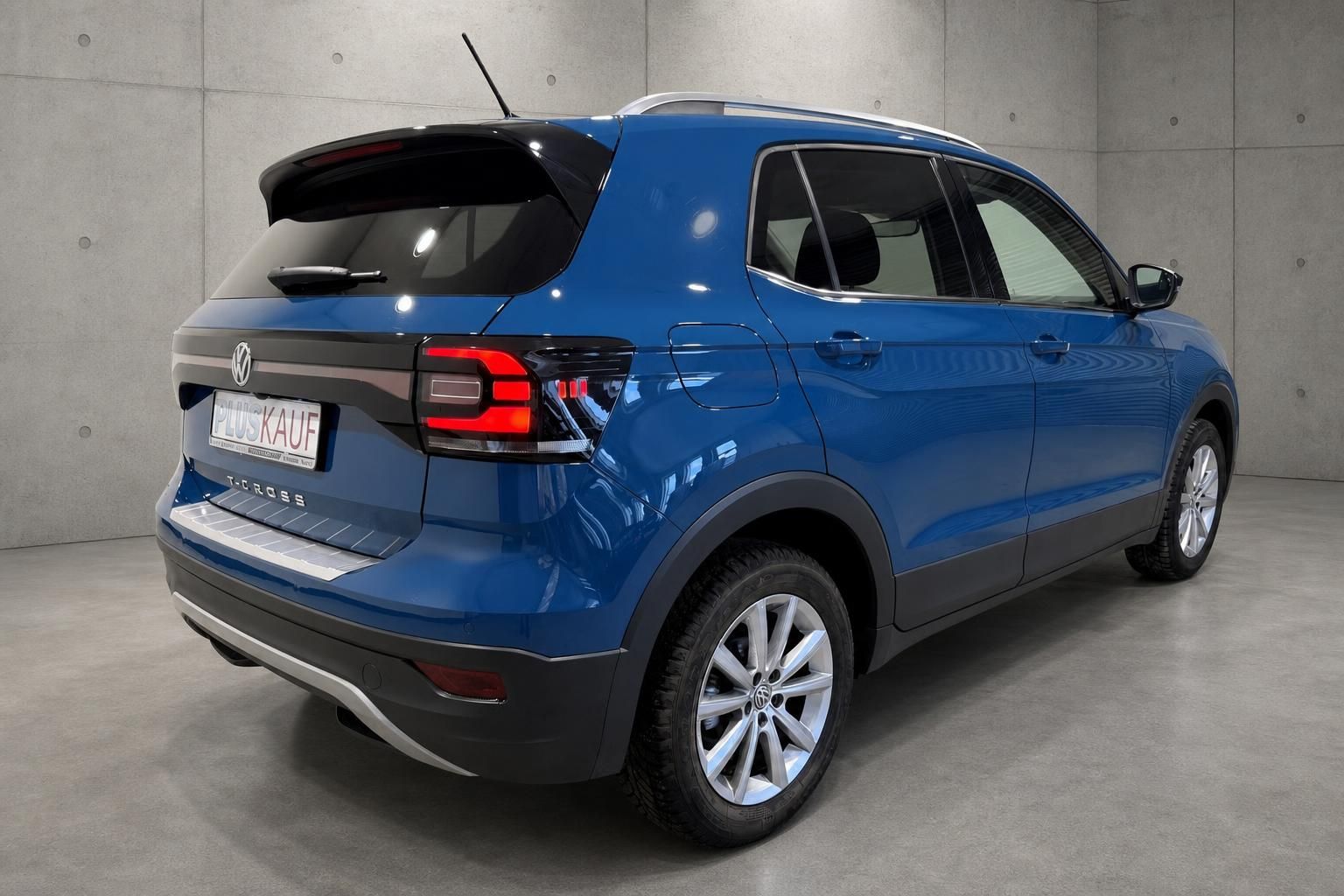VW T-Cross blau Heckansicht mit Rücklichtern und Felgen