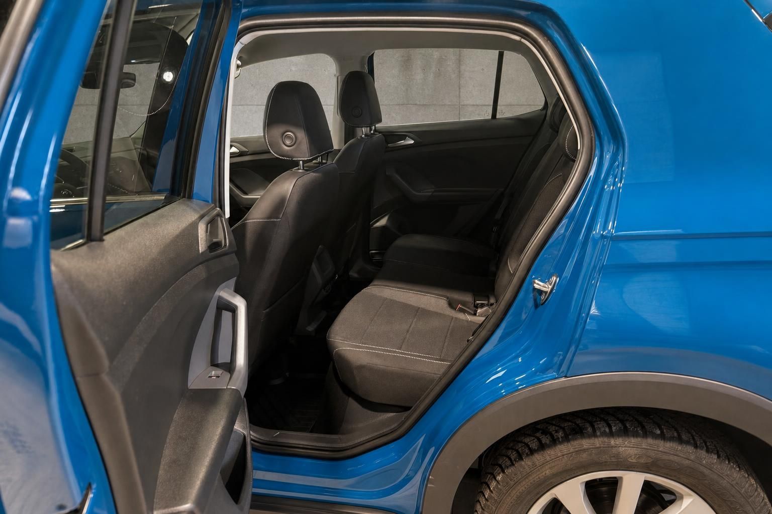 Blauer VW mit geoeffneter Tuer und Blick auf die Rueckbank