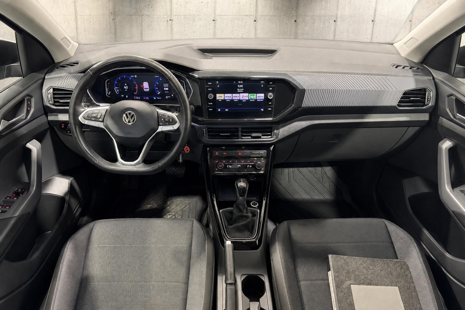 VW Cockpit mit Digitaltacho und Multifunktionslenkrad im Innenraum