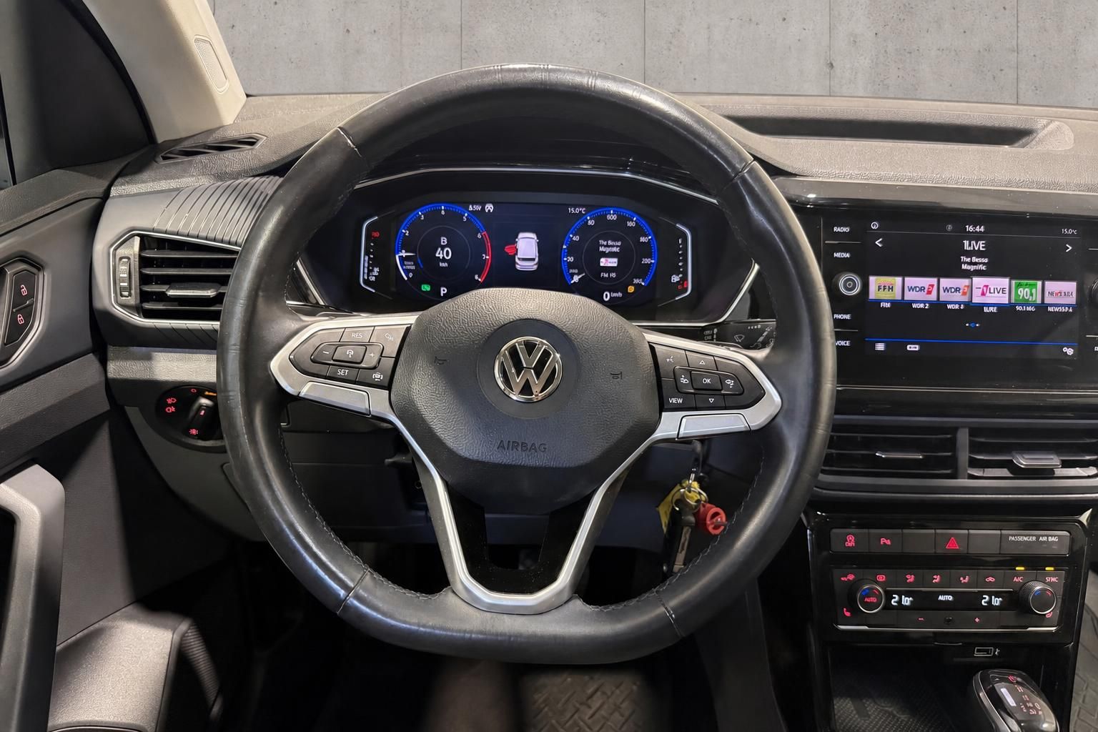 VW Lenkrad Nahaufnahme mit Digitaltacho und Radio Display