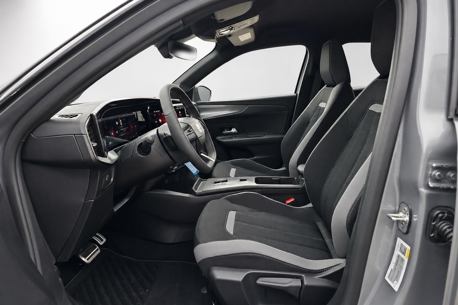 Fahrersitz und Cockpit des Opel mit digitalem Display