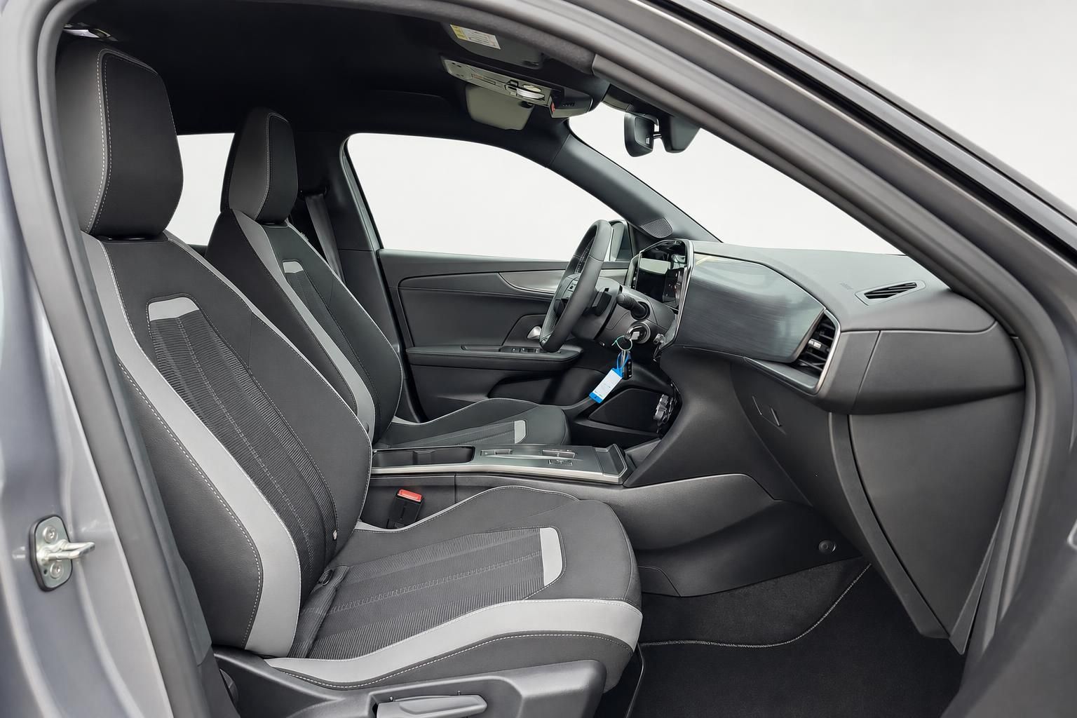 Innenraum Opel mit Vordersitzen und Cockpit im Detail