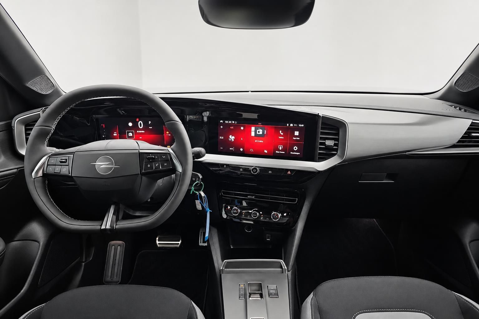 Opel Lenkrad und Infotainment-Display im Cockpit