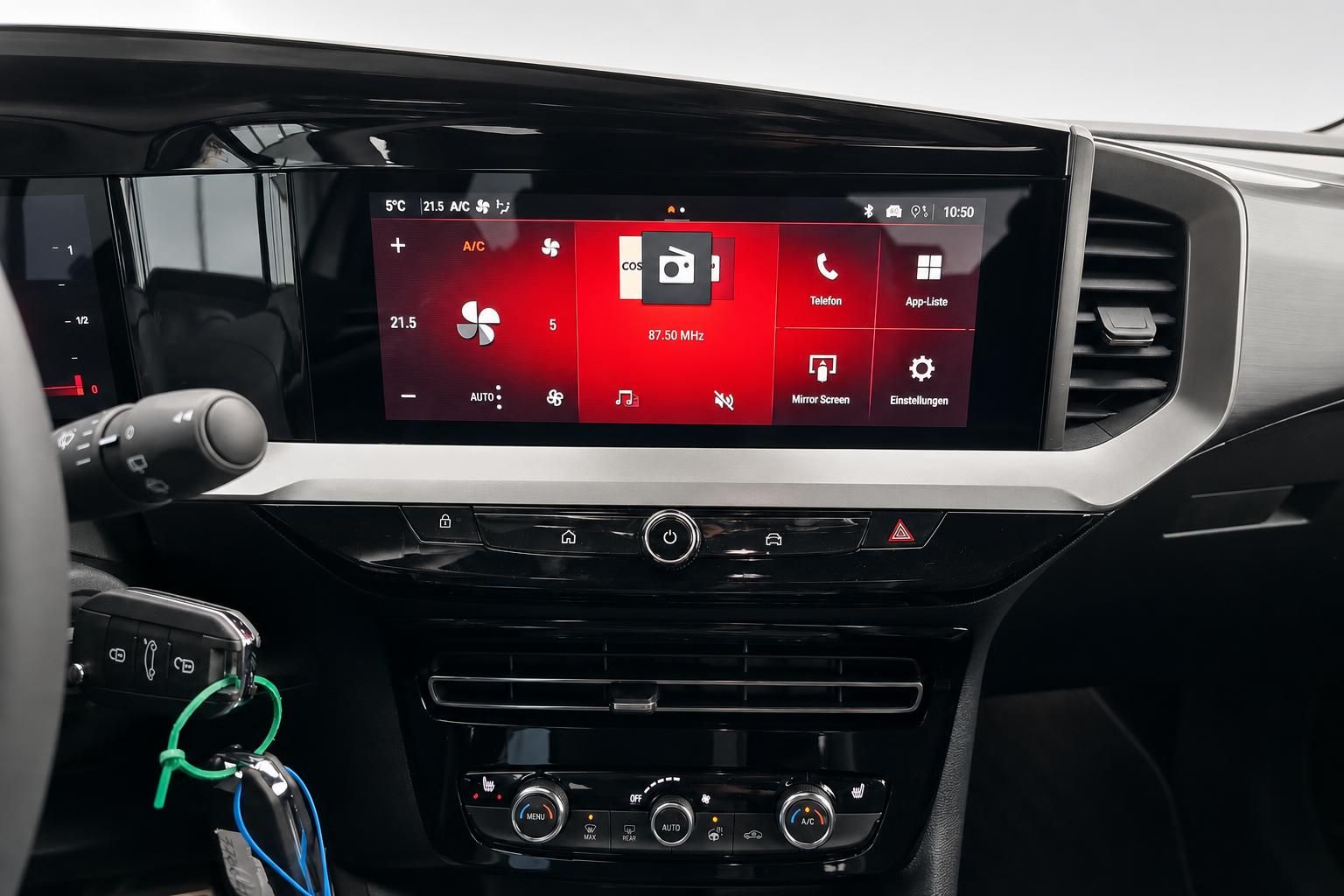 Infotainment-System und Klimabedienung im Opel Innenraum