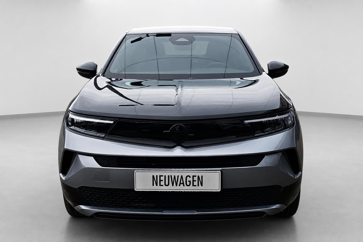 Opel Mokka in Grau, Frontansicht im Studio