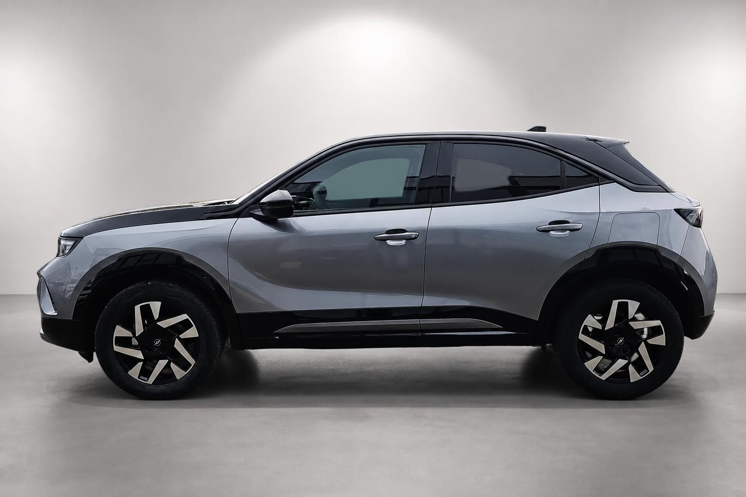 Opel Mokka in Grau, Seitenansicht im Studio