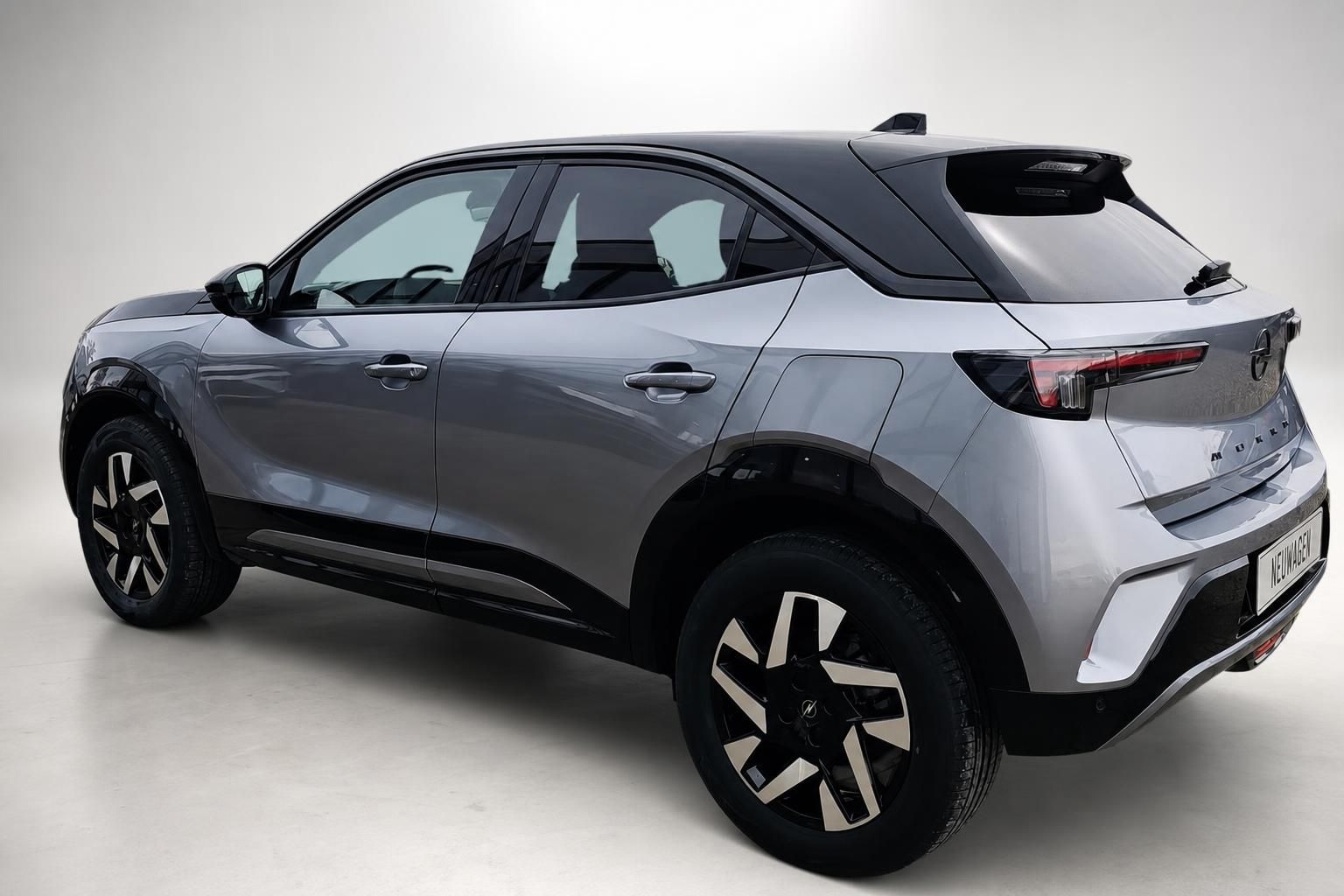 Opel Mokka in Grau, Heckansicht schräg im Studio