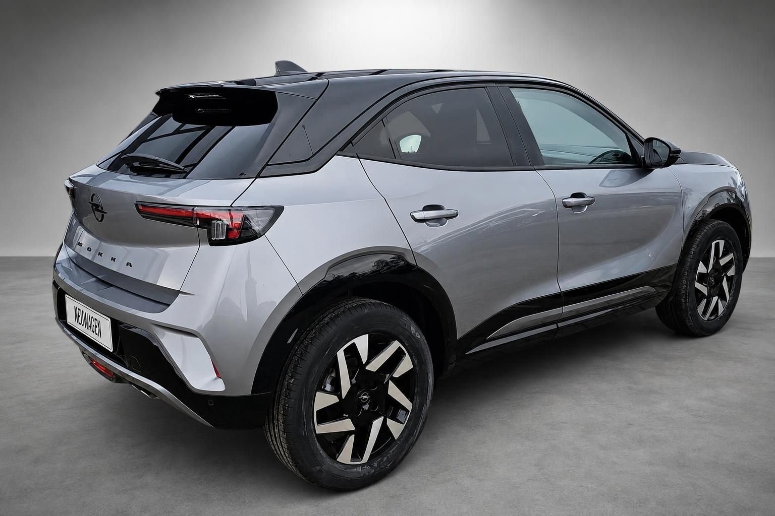 Opel Mokka in Grau-Schwarz, Heckansicht schraeg im Studio