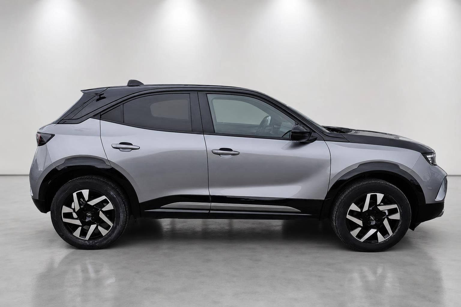 Opel Mokka Seitenansicht in Grau mit schwarzem Dach