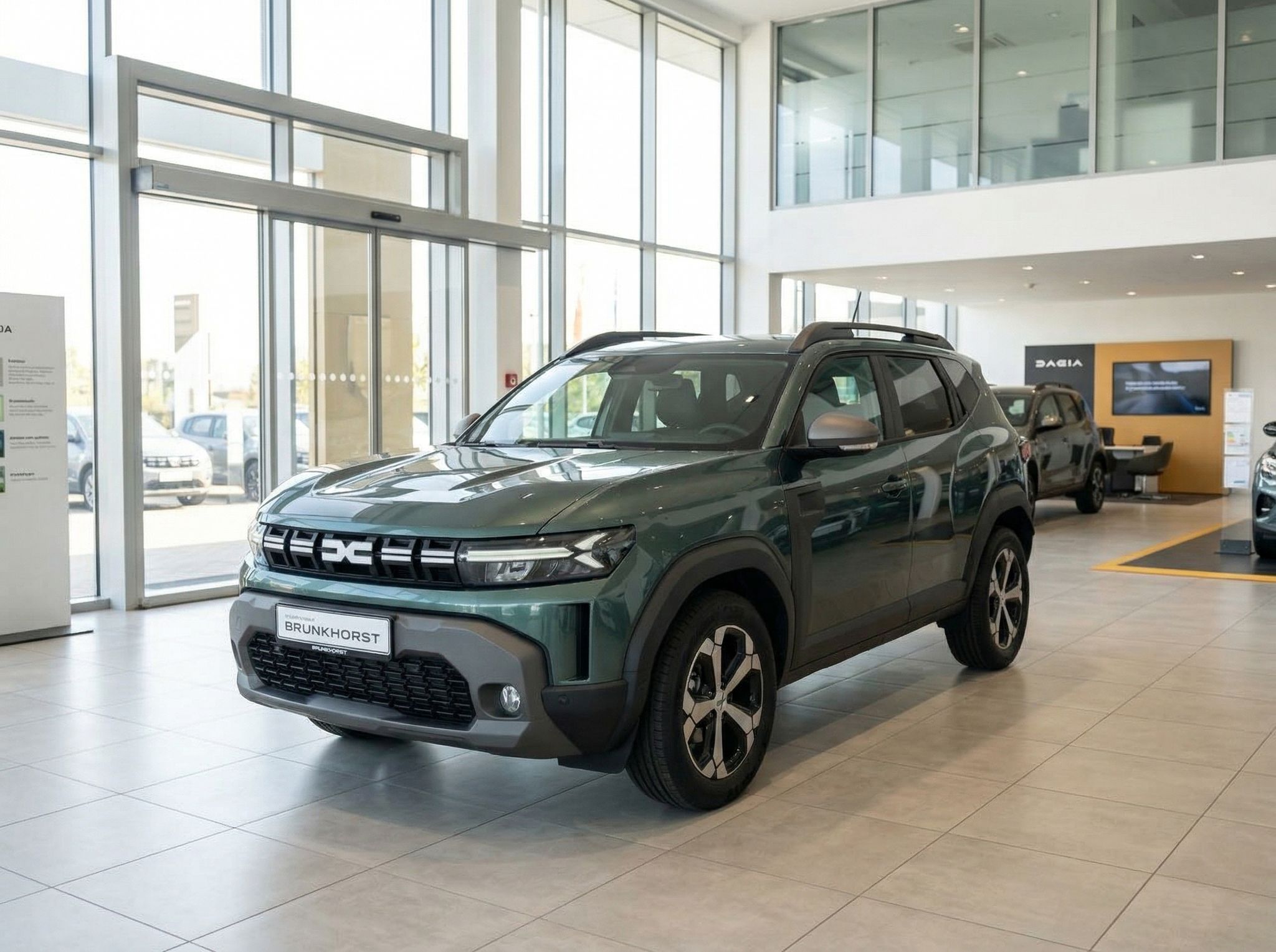 Dacia Duster SUV in grüner Metallic-Lackierung im Autohaus Showroom - Seitenansicht