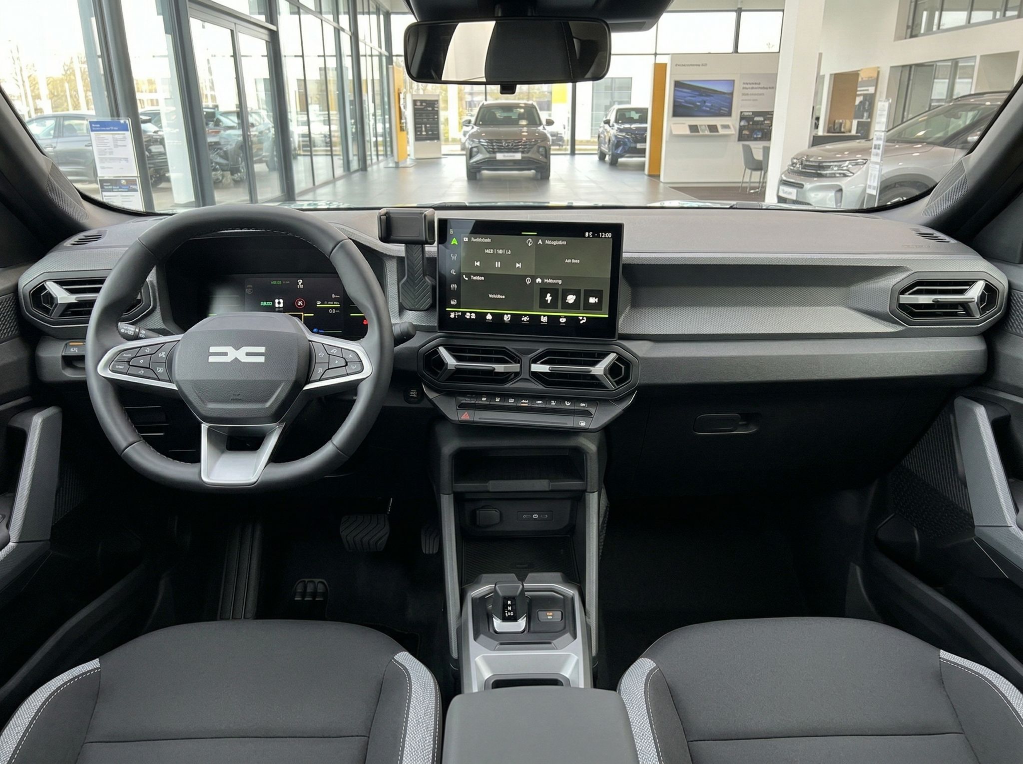 Modernes Fahrzeug-Cockpit mit digitalem Display und Lenkrad im Autohaus-Showroom