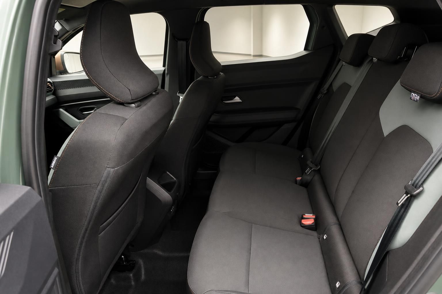 Rücksitze und Innenraum mit hochwertiger Polsterung im Dacia Duster