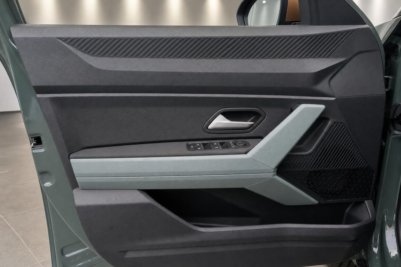 Türverkleidung mit Ablagefach und Fensterheber im Dacia Duster Interieur