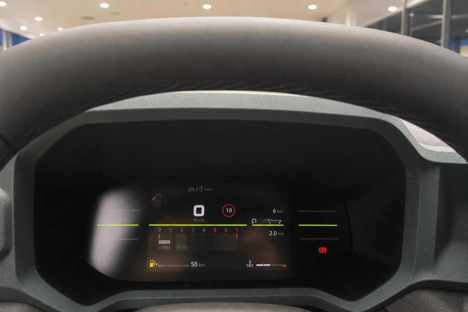 Digitales Kombiinstrument mit Tachoanzeige im Fahrzeugcockpit