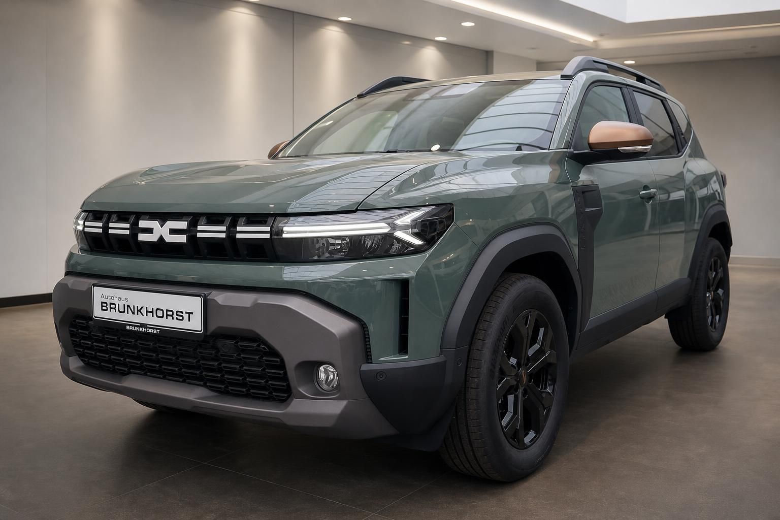 Dacia Duster grün Frontansicht schräg im Autohaus Showroom