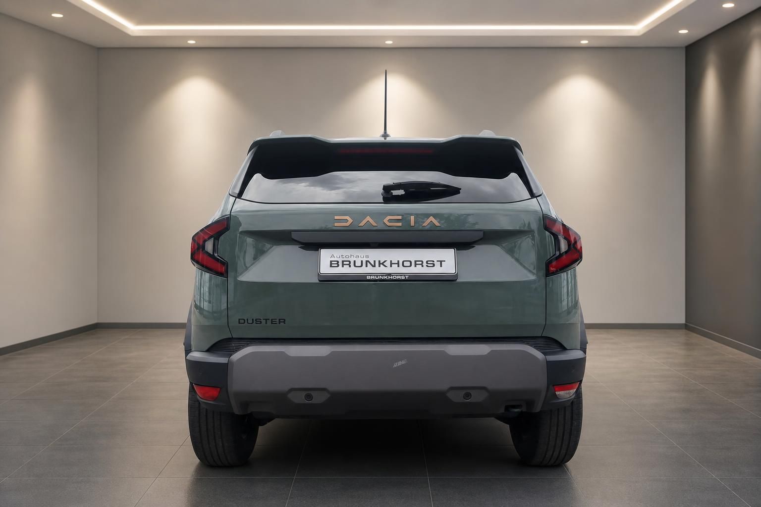 Dacia Duster grün Heckansicht in Autohaus Ausstellung