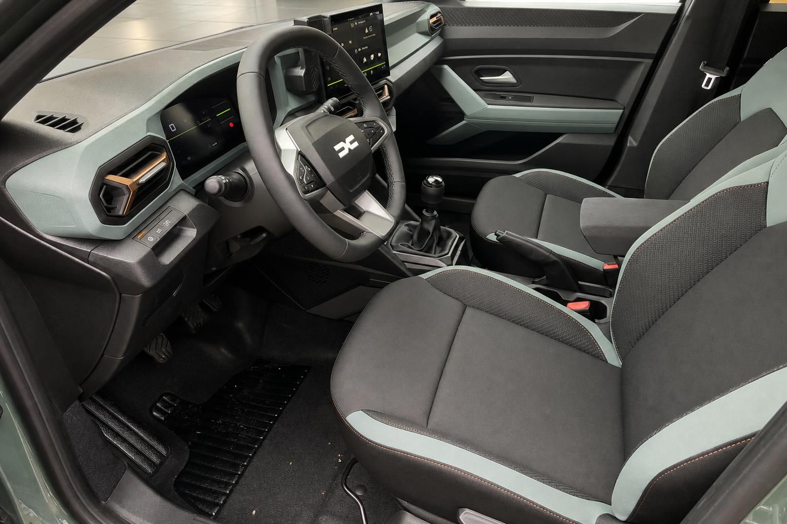 Dacia Duster Innenraum Vordersitze und Schaltung Detailansicht
