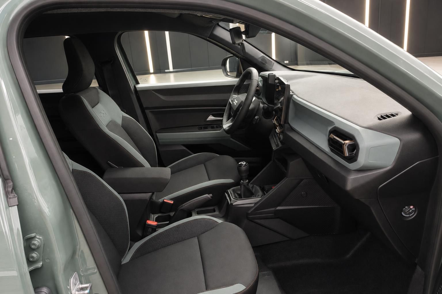 Vordersitze und Armaturenbrett im Dacia Duster Innenraum Detailansicht
