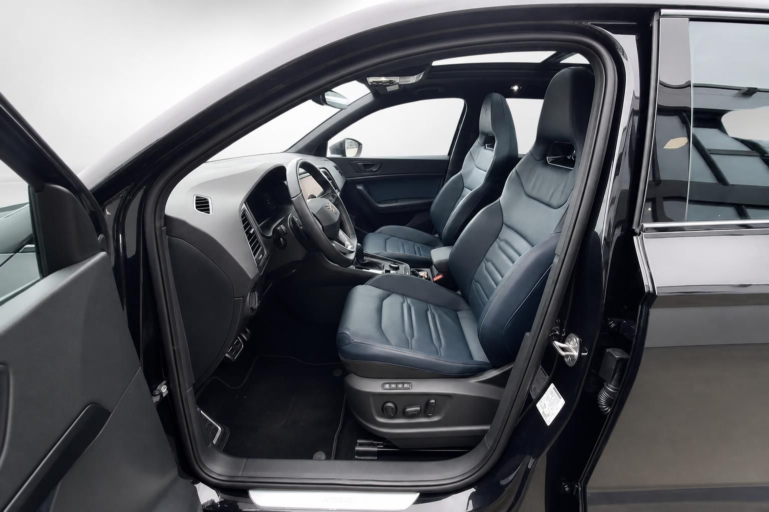 Cupra Ateca Innenraum Vordersitze schwarz mit Panoramadach