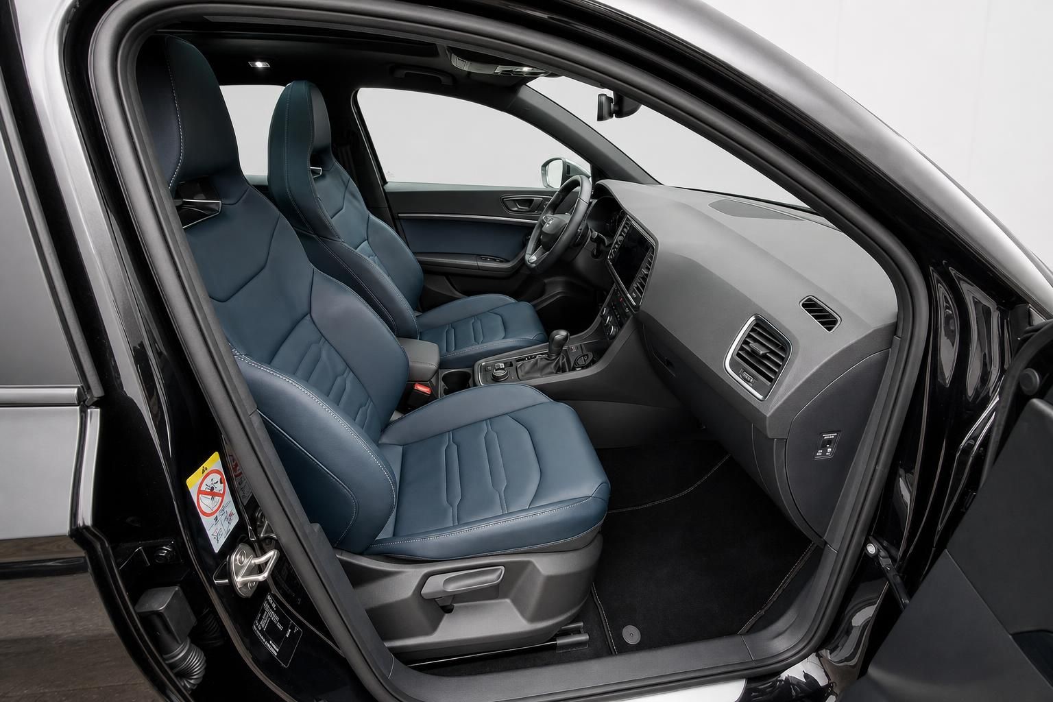 Cupra Ateca Innenraum Ledersitze blau und Cockpit Detailansicht