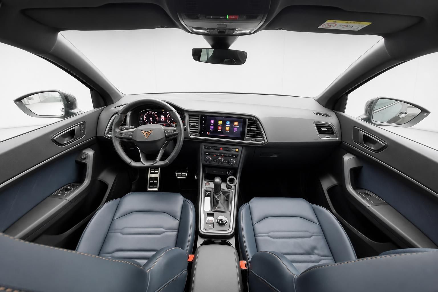 Cupra Ateca Innenraum Cockpit Lenkrad und Sitze Vorderansicht